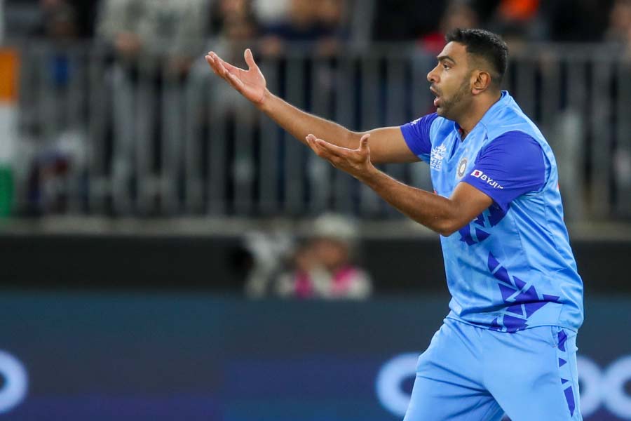 রবিচন্দ্রন অশ্বিন: দক্ষিণ আফ্রিকার বিরুদ্ধে প্রচুর মার খেয়েছেন। তবে অ্যাডিলেডের মাঠে স্পিনাররা একটু হলেও সাহায্য পেতে পারেন। মাঝের দিকের ওভারগুলিতে কম রান যাতে দেওয়া যায়, তার জন্যেই অশ্বিনকে নেওয়া হবে।