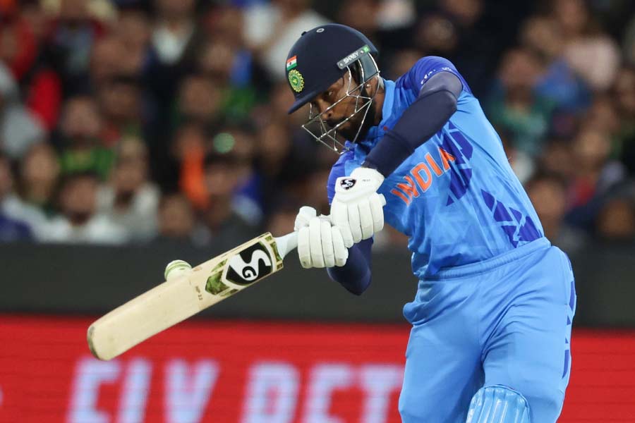 হার্দিক পাণ্ড্য: বল এবং ব্যাট, দু’টিতেই ভরসা দিচ্ছেন হার্দিক। পাকিস্তান ম্যাচের পর খুব বড় রান না করলেও, তাঁর জায়গা নিয়ে কোনও সন্দেহ থাকার কথা নয়।