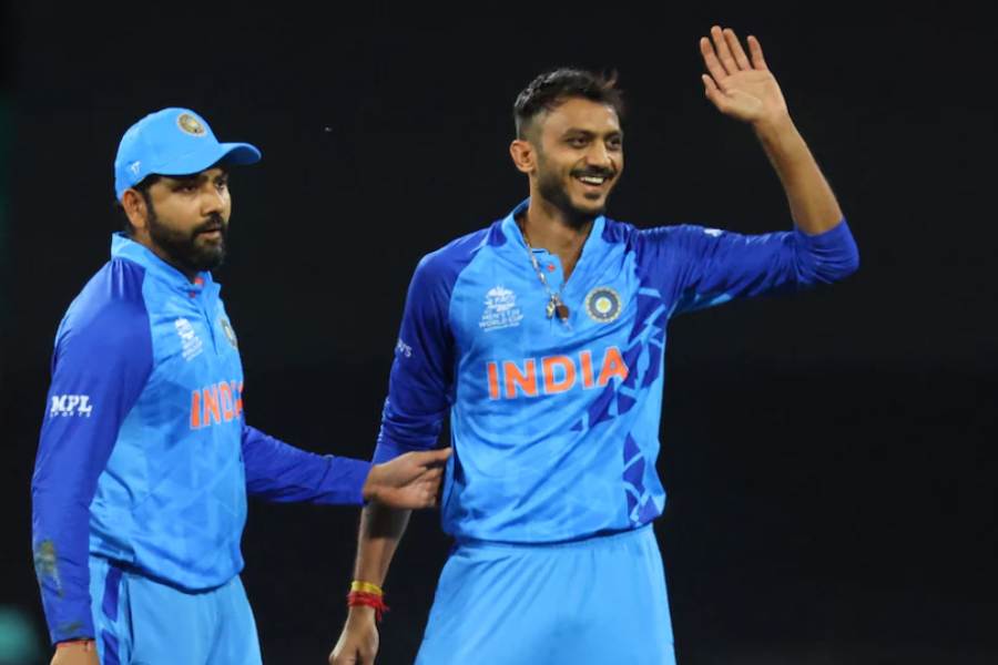 অক্ষর পটেল: দক্ষিণ আফ্রিকা ম্যাচে নেওয়া হয়েছিল দীপক হুডাকে। ব্যাট করলেও বল করেননি। বাংলাদেশের বিরুদ্ধে ফিরতে পারেন অক্ষর। বাংলাদেশের বাঁ হাতি ব্যাটারদের কথা ভেবেই ফেরানো হতে পারে তাঁকে।