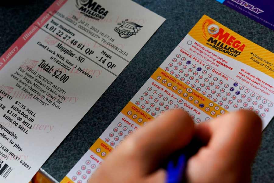 আচমকা লটারিতে বিপুল অঙ্কের টাকা পেলে কার না ভাল লাগে। এই আশাতেই লটারি কাটেন অনেকে।