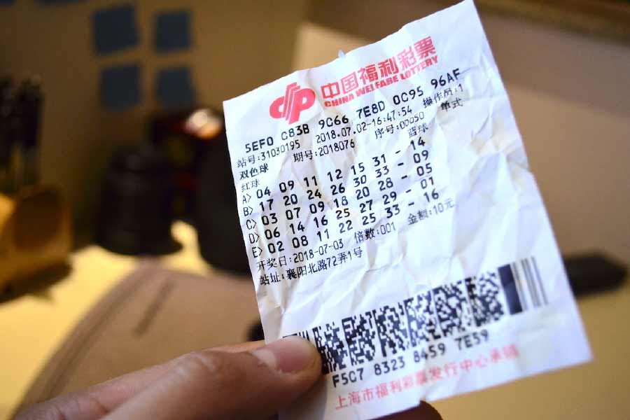 সেই লটারিতে মোটা টাকা জিতেও স্ত্রীর কাছে তা ফাঁস করেননি লি।