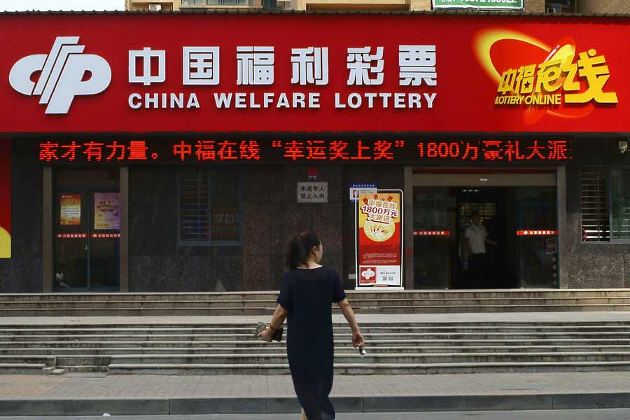 সম্প্রতি চিনের গুয়াংশি প্রদেশের নানিংয়ে লটারি আয়োজক সংস্থার দফতরে লটারিতে পাওয়া টাকা নিতে পৌঁছন লি।