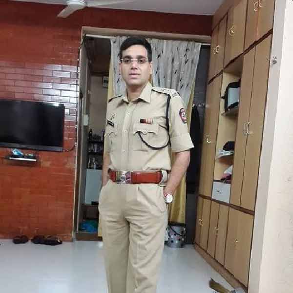 ইচ্ছা আর মনের অদম্য জেদ এক সামান্য মানুষকে যে অসাধারণ উচ্চতায় পৌঁছে দিতে পারে, এমন উদাহরণ আমাদের সমাজে অনেক পাওয়া যায়। কিন্তু তার মধ্যেও এমন অনেকে আছেন যাঁদের জীবনকাহিনি ব্যতিক্রম হয়েই থেকে যায়। তেমনই এক জন হলেন মনোজ শর্মা।