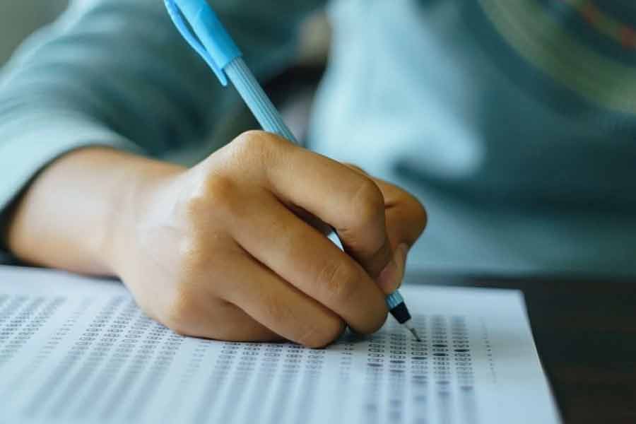 পড়াশোনায় খুব একটা ভাল ছিলেন না মনোজ। বন্ধুর লেখা বইতে মনোজ জানিয়েছেন, নবম, দশম এবং একাদশ শ্রেণি নকল করে পাশ করেছেন। কিন্তু দ্বাদশ শ্রেণিতে টুকলির উপর কড়া নিষেধাজ্ঞা জারি হওয়ায় পাশ করে ওঠা সম্ভব হয়নি।