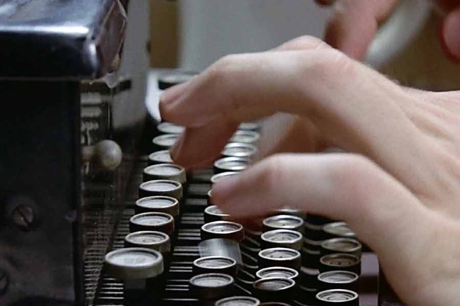 মনোজ বলেন, “ভেবেছিলাম টুকলি করে কোনও রকমে দ্বাদশ উতরে যাব। তার পর টাইপিং শিখে কোথাও না কোথাও একটা কাজ জুটিয়ে নেব। কিন্তু সেটা আর হয়ে ওঠেনি।” 