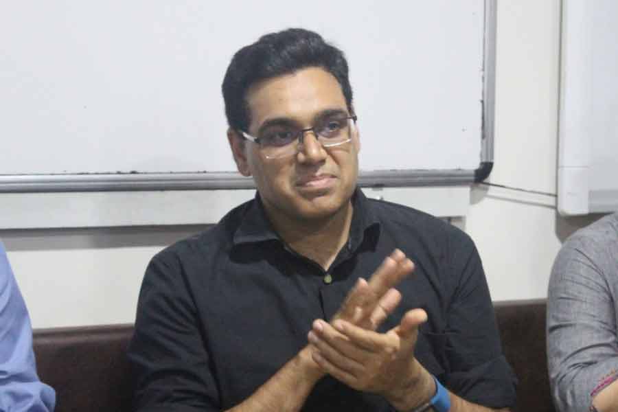 অবিভক্ত মধ্যপ্রদেশের মুরেনা জেলায় জন্ম মনোজের। ‘টুয়েলফথ ফেল, হারা ওহি জো লড়া নেহি’ শীর্ষক বইটিতে মনোজের ছাত্রজীবন থেকে আইপিএস হওয়ার কাহিনি উঠে এসেছে। যা অত্যন্ত প্রেরণাদায়ক।