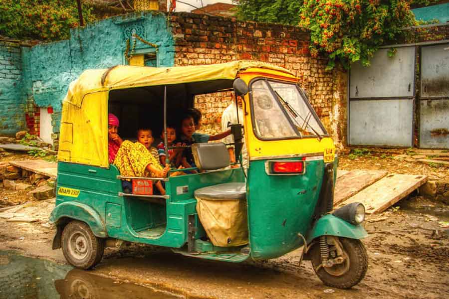 দ্বাদশ অনুত্তীর্ণ হওয়ার পর দাদার সঙ্গে কাজে ঢোকেন। টেম্পো চালানো শুরু করেন মনোজ। কিন্তু এক দিন পুলিশ টেম্পো আটক করায় মনোজ সোজা চলে গিয়েছিলেন মহকুমাশাসকের দফতরে। তাঁর মনে হয়েছিল যে, মহকুমাশাসকই তাঁর টেম্পো ছেড়ে দিতে সহযোগিতা করবেন।