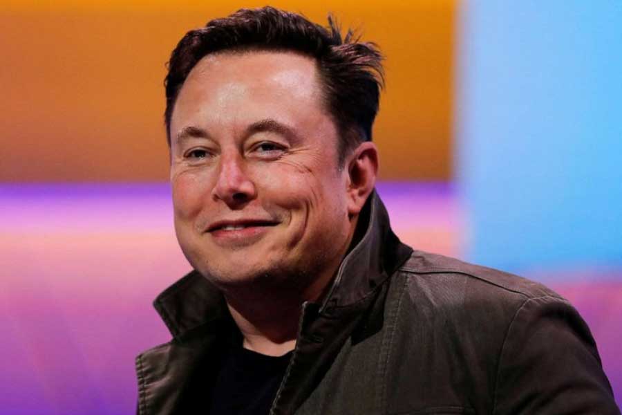 টুইটারে বাক্‌স্বাধীনতা নেই বলেও অভিযোগ এনেছিলেন ইলন। আর তাই মনেই করা হচ্ছিল টুইটারের দখল হাতে পাওয়ার পর পরই পরিচালক দলের সঙ্গে বোঝাপড়ায় নামবেন তিনি। হলও তাই।