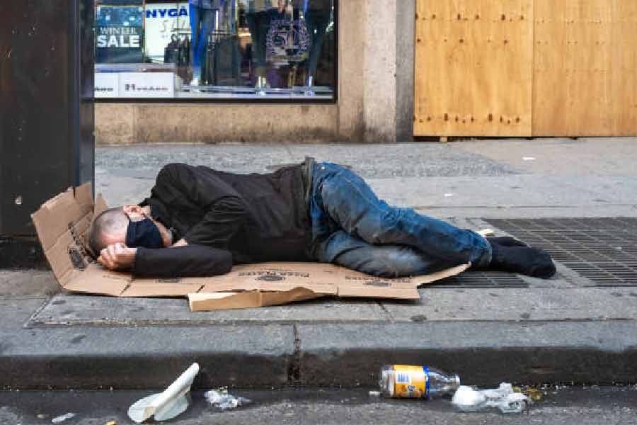 এর পর বাড়ি থেকে জামাকাপড় নিয়ে গ্বালিয়রে চলে এসেছিলেন মনোজ। নতুন শহর। নতুন লোক। হাতে বিশেষ টাকাপয়সাও ছিল না। ফলে রাতে ভিখারিদের পাশেই শুয়ে পড়তেন। খাবারও জুটত না সব সময়।