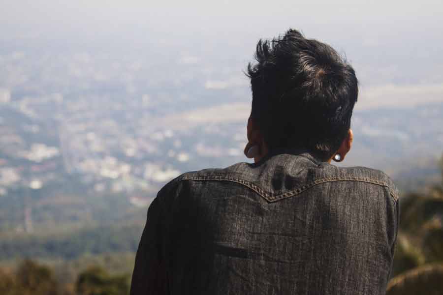 কিন্তু এ ভাবে বেশি দিন কাটাতে হয়নি। ভাগ্যদেবী প্রসন্ন হয়েছিলেন তাঁর প্রতি। কয়েক দিনের মধ্যেই লাইব্রেরিয়ানের কাজ পেয়ে গিয়েছিলেন। পিওনেরও কাজ করতেন তাঁর পাশাপাশি।