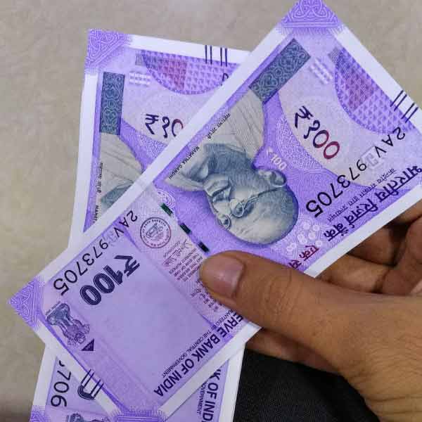 এর পরই দিল্লিতে চলে আসেন। বিত্তশালী বেশ কয়েকটি পরিবারের পোষ্য কুকুরের দেখাশোনার কাজ করেন মাসিক ৪০০ টাকার বিনিময়ে।