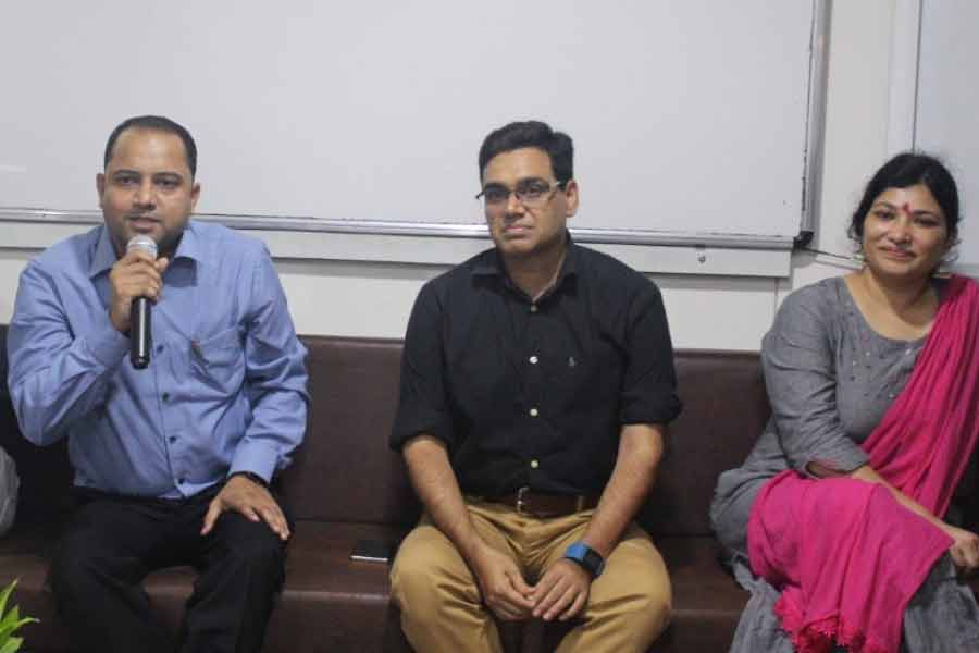 সেই টাকা দিয়েই পড়া শুরু করেন মনোজ। কলেজ উত্তীর্ণ হওয়ার পর পুলিশের পরীক্ষায় বসেন। প্রথম প্রচেষ্টায় প্রিলিমিনারি পাশ করেন। কিন্তু চূড়ান্ত পরীক্ষায় ব্যর্থ হন।