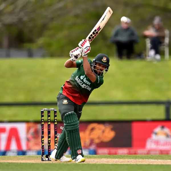 দলের ইনিংস শুরু করবেন নাজমুল হোসেন শান্ত। শেষ ম্যাচে তিনি ৫৫ বলে ৭১ রানের ইনিংস খেলেছেন। ভারতের বিরুদ্ধেও নাজমুলই শুরু করবেন বাংলাদেশের ইনিংস।