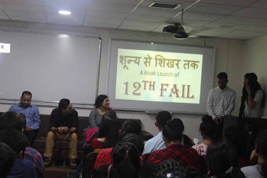 কী ভাবে একটি দ্বাদশ অনুত্তীর্ণ ছেলের জীবনের মোড় ঘুরে গিয়েছিল একটি ঘটনায়, তারই বর্ণনা করেছেন মনোজের এক বন্ধু অনুরাগ পাঠক। বইটির শীর্ষক ‘টুয়েলফথ ফেল, হারা ওহি জো লড়া নেহি’।