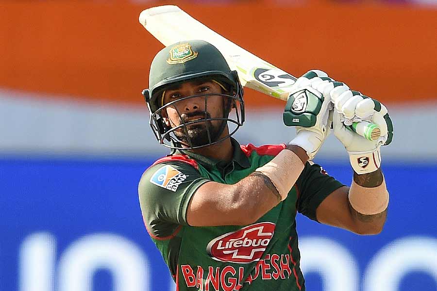 ব্যাটিং অর্ডারের তিন নম্বরে আসবেন লিটন দাস। বড় রান না পেলেও জ়িম্বাবোয়ের বিরুদ্ধে শুরুটা ভাল করেছিলেন। গুরুত্বপূর্ণ তিন নম্বরে তাঁর উপর আস্থা রয়েছে অধিনায়ক শাকিবের।