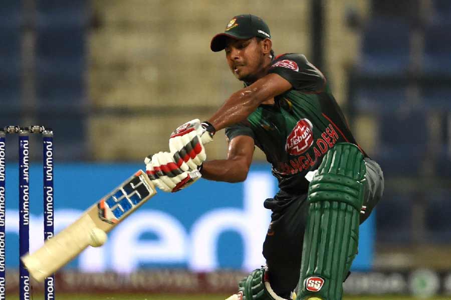 ছয় নম্বরে ব্যাট করতে নামবেন মোসাদ্দেক হোসেন। বাংলাদেশের অন্যতম সেরা ক্রিকেটার তিনি। টি-টোয়েন্টি বিশ্বকাপে এখনও বড় রান না পেলেও আগ্রাসী ব্যাটিং করতে পারেন ২৬ বছরের এই ক্রিকেটার। অফ স্পিনার হিসাবেও যথেষ্ট দক্ষ মোসাদ্দেক।