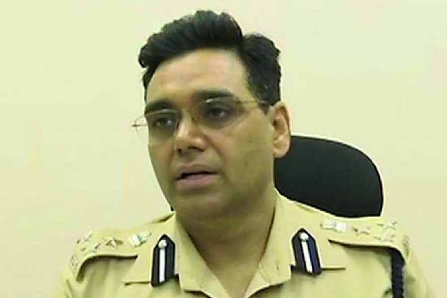 মনোজ বলেন, “প্রেমিকাকে বলেছিলাম, তুমি যদি আমার সঙ্গ দাও, তা হলে দুনিয়া বদলে দেব।” না, প্রেমিকা মুখ ফেরাননি। বরং সাহস জুগিয়েছেন। আর সেই সাহসে ভর করে চতুর্থ বারের চেষ্টায় আইপিএস পরীক্ষায় পাশ করেন মনোজ।