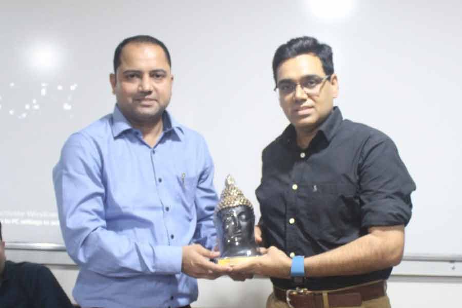 ২০০৫ সালে মহারাষ্ট্র ক্যাডারের আইপিএস হন মনোজ। অতিরিক্ত পুলিশ কমিশনার হিসাবে মহারাষ্ট্রের পশ্চিমাঞ্চলে নিযুক্ত হন।