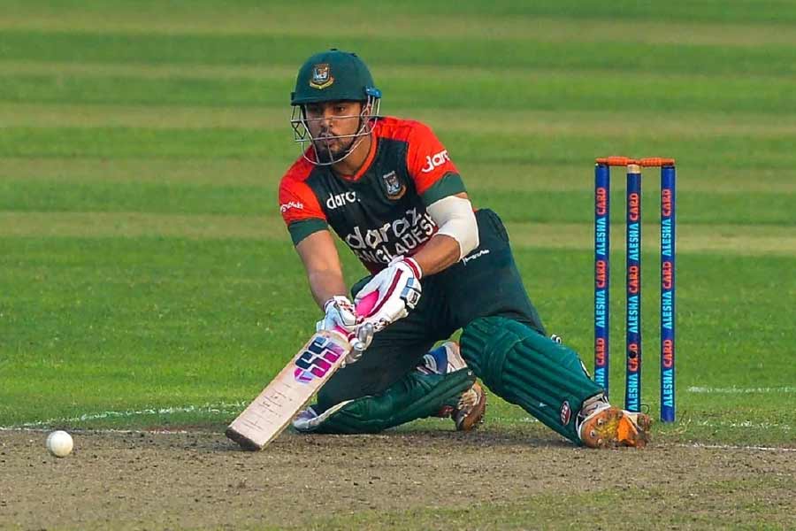 সাত নম্বরে ব্যাট করতে নামবেন নুরুল হাসান। শাকিব না থাকলে টি-টোয়েন্টি ক্রিকেটে বাংলাদেশকে নেতৃত্ব দেন নুরুল। উইকেটের পিছনেও যথেষ্ট নির্ভরযোগ্য তিনি। টি-টোয়েন্টি ক্রিকেটে বিশেষজ্ঞ বলা হয় তাঁকে।