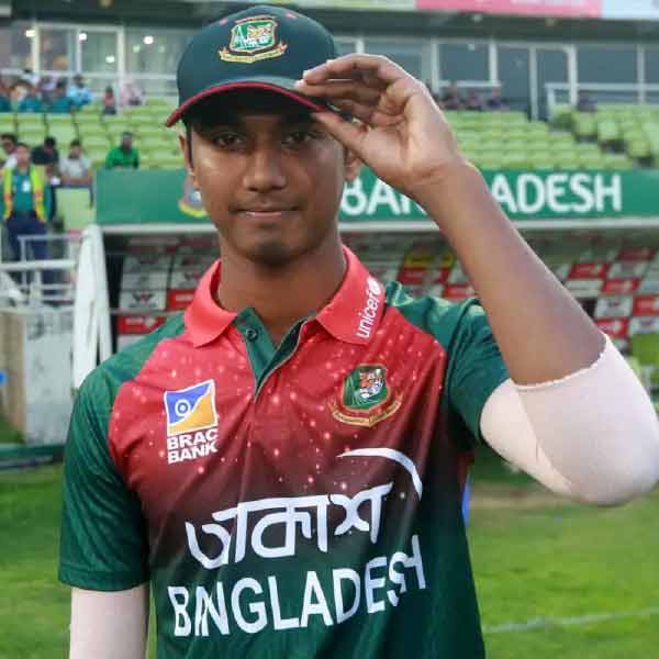 তাসকিনের পর ব্যাট করতে আসবেন হাসান মাহমুদ। তরুণ জোরে বোলার এখনও পর্যন্ত ৩ উইকেট নিয়েছেন প্রতিযোগিতায়। ভাল ছন্দে রয়েছেন তিনি। ভারতের বিরুদ্ধে বাংলাদেশের তৃতীয় জোরে বোলার হিসাবে তিনিই খেলবেন সম্ভবত।