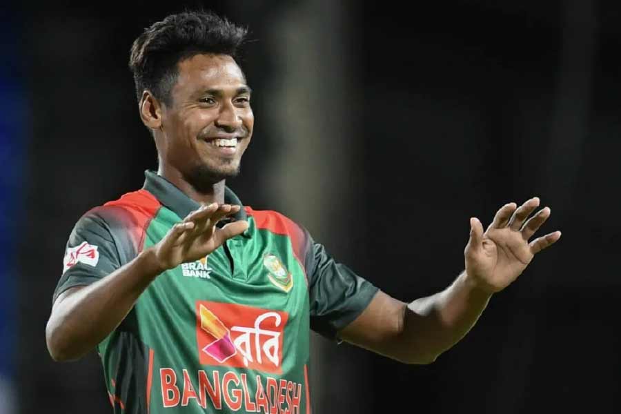 বাংলাদেশের ব্যাটিং অর্ডারের ১১ নম্বর জায়গা নিয়েও প্রশ্ন নেই। রয়েছেন অভিজ্ঞ জোরে বোলার মুস্তাফিজুর রহমান। ভাল ছন্দে রয়েছেন মুস্তাফিজুর। বাংলাদেশের বোলিং আক্রমণকে তিনি নেতৃত্ব দেন। ভারতের বিরুদ্ধেও তাঁকে দেখা যাবে একই ভূমিকায়।