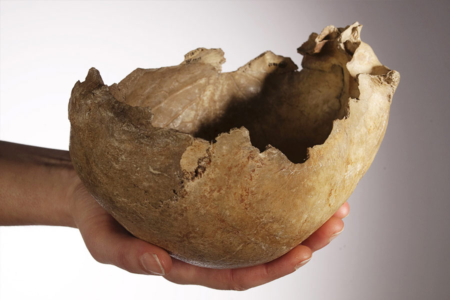 শুধু তা-ই নয়, মানুষ মেরে তাদের মাংস খাওয়ার পর মৃতের মাথার খুলি পাত্র হিসাবেও ব্যবহার করা হত। নরখাদকদের নিত্যপ্রয়োজনীয় বস্তুর মধ্যে অন্যতম ছিল মাথার খুলি। এর একাধিক প্রমাণ পেয়েছেন বিজ্ঞানীরা।