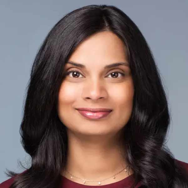 ১৯৭৪ সালে হায়দরাবাদের এক তেলুগু পরিবারে জন্ম বিজয়ার। তাঁর তিন বছর বয়সে পরিবারের সঙ্গে আমেরিকার টেক্সাসে চলে আসেন। তাঁর বাবা সে রকম কোনও কাজ করতেন না বলে বিজয়ার ছোটবেলা কাটে দারিদ্রে।