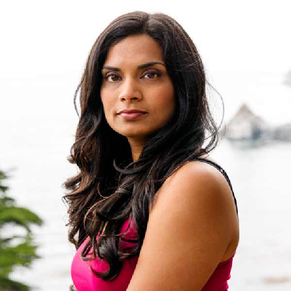 টেক্সাসেরই এক ছোট শহরে বেড়ে ওঠেন বিজয়া। সেই এলাকায় ভারতীয়দের উপস্থিতি ছিল নামমাত্র। ছোটবেলা থেকেই তাঁকে বর্ণবৈষম্যের শিকার হতে হয়েছিল। আর সেই কারণেই বর্ণবাদের বিরুদ্ধে লড়তে আইনজীবী হওয়ার সিদ্ধান্ত নেন তিনি।