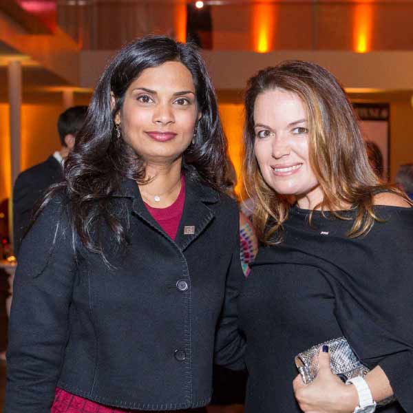 বিজয়া নিউ ইয়র্কের কর্নেল বিশ্ববিদ্যালয় থেকে ইন্ডাস্ট্রিয়াল অ্যান্ড লেবার রিলেশন নিয়ে স্নাতক হন। পরে আইন নিয়ে পড়াশোনার জন্য নিউ ইয়র্কে যান। আইন নিয়ে পড়াশোনা শেষে তিনি ‘জুনিপার নেটওয়ার্ক’ নামক সংস্থার আইন বিভাগের ডিরেক্টর হিসাবে কাজ শুরু করেন।