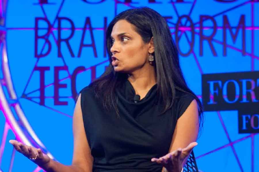 ঘনিষ্ঠ মহলে বামপন্থী হিসাবে পরিচিত হলেও বিজয়ার দাবি যে, তিনি রাজনীতি থেকে শত ক্রোশ দূরে থাকেন।