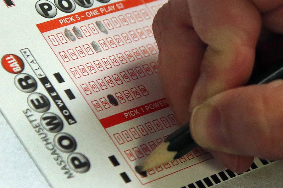 পাওয়ারবলের প্রথম ডিভিশনের জ্যাকপট জিততে হলে লটারির একক গেমের প্যানেলে ৭টি নম্বর ছাড়াও পাওয়ারবল বাছাই করতে হয়। 