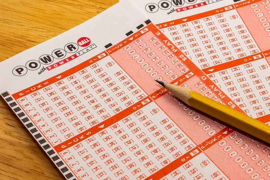 লটারি খেলার সময় ১ থেকে ৬৯ নম্বরের মধ্যে যে কোনও ৫টি নম্বরের পাশাপাশি ১ থেকে ২৬ নম্বরের মধ্যে পাওয়ারবল নম্বর বাছতে হবে। এর পর লটারির ড্র হয়। তাতে বাছাই করা ওই ৬টি নম্বর মিলে গেলে জ্যাকপট জিতে নেন লটারির মালিক।
