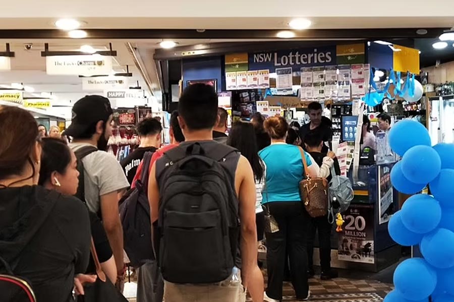 এক মুহূর্তেই যে কোটিপতি হয়ে গিয়েছেন, তা যেন বিশ্বাসই করতে পারছেন না প্ল্যান্ট অপারেটর পিটার। তবে এই জয়ের পর রাতারাতি নিজের শহরে তারকার খ্যাতি পাচ্ছেন তাঁরা। স্থানীয় রেডিয়ো স্টেশনকে তিনি বলেন, ‘‘বৃহস্পতিবারের আগে কখনও একসঙ্গে লটারির টিকিট কাটিনি। বড়জোর ড্র হওয়ায় এক বার খেলতে চেয়েছিলাম মাত্র।’’