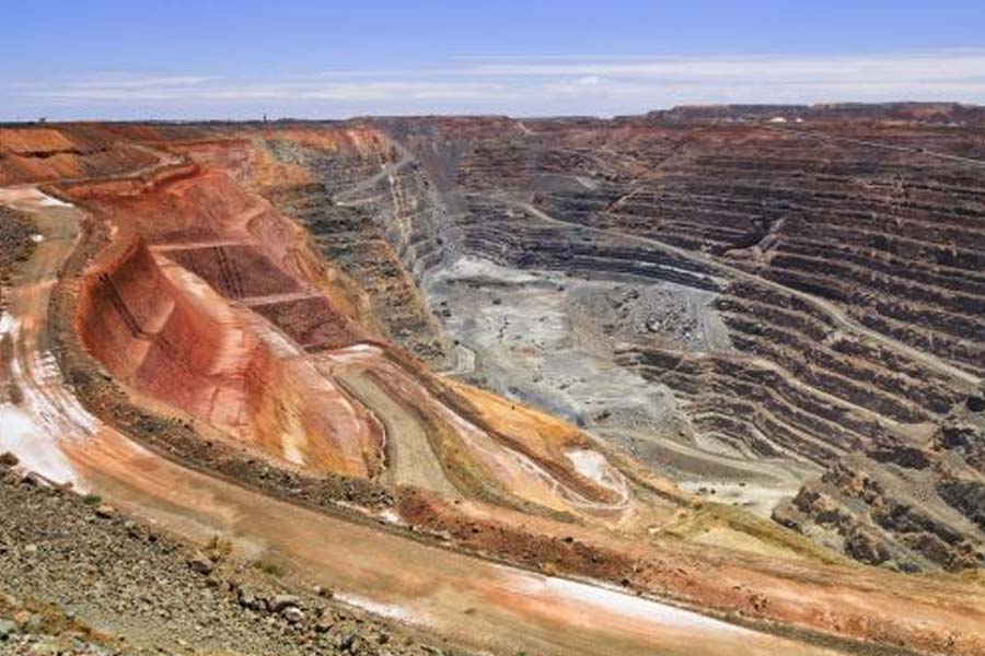 গোল্ডফিল্ড-এসপারেন্স অঞ্চলে ওই সোনার খনির মালিক ক্রিস। তিনি বলেন, ‘‘শ্রমিকেরা আমাকে ফোন করে লোট্টো জেতার কথা জানিয়েছিল। তবে আমার বিশ্বাস হয়নি।’’