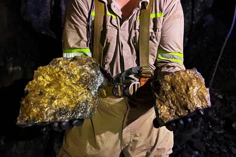 ক্রিস জানিয়েছেন, রাতের শিফটে তাঁর খনিতে যত জন কাজ করেন, তাঁদের মধ্যে ওই কুড়ি জনের দক্ষতা প্রশ্নাতীত। ফলে ওই শ্রমিকদের তিনি হারাতে চান না। ক্রিসের আশঙ্কা, ‘‘মনে হচ্ছে, এ বার হয়তো ওরা কাজ ছেড়ে দেবে।’’