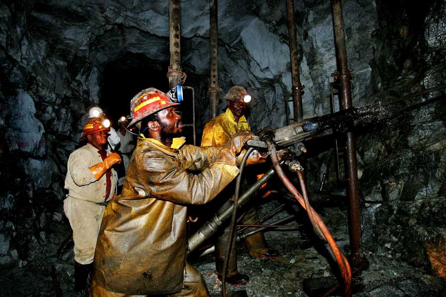 শ্রমিকদের লটারি জয়ের খবর শুনে তিনি যে যারপরনাই আনন্দিত, সে কথাও অবশ্য জানিয়েছেন ক্রিস। তাঁর কথায়, ‘‘ওই কুড়ি জনের প্রত্যেকের জন্য খুবই খুশি আমি। তবে ওদের বলেছি, লটারি জেতার পর কাজ ছেড়ে পালিয়ে গেলে ঠিক খুঁজে বার করব। এমনকি কাজে না ফিরলে লটারির টিকিটও চুরি করে নিতে পারি।’’ 