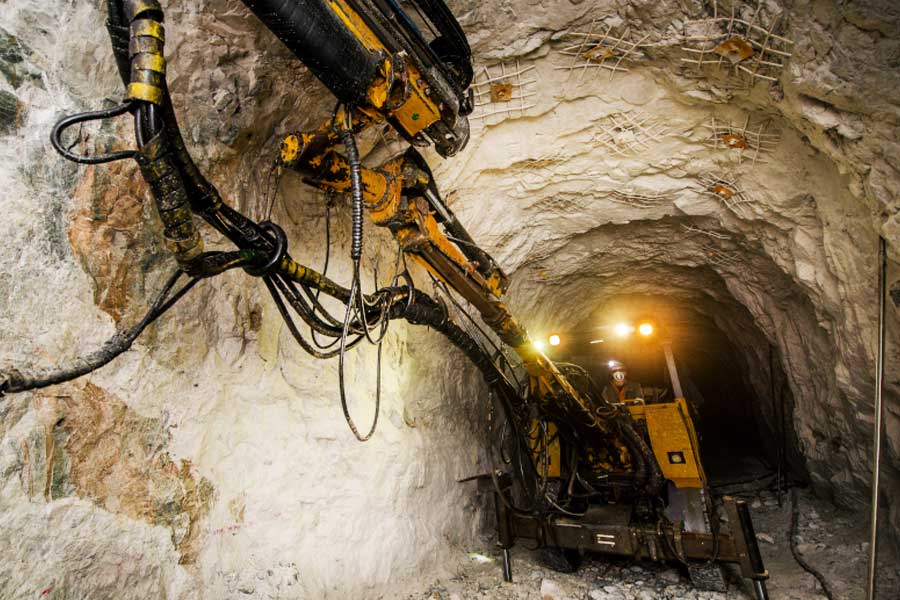 যদিও ক্রিসের এই আশঙ্কা যে অমূলক, তা জানিয়েছেন  কাইলি ওয়েন্স নামে খনির এক কর্মী। সংবাদমাধ্যমকে জানিয়েছেন, কোটিপতি হলেও সাধারণ জীবনযাপন করবেন তাঁরা। খনিতেও কাজ চালিয়ে যেতে চান তিনি।