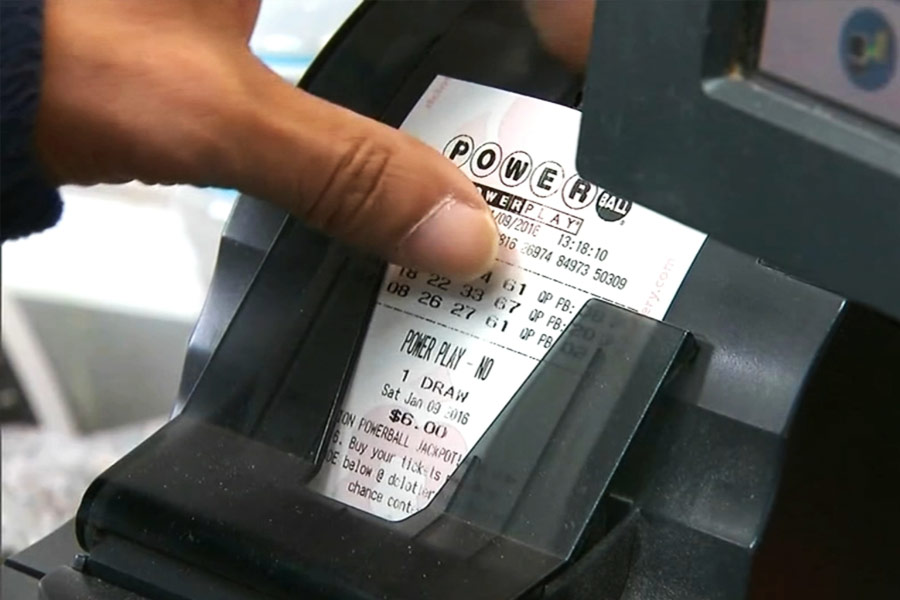 লটারিজয়ীদের সকলেই যে ওই মহিলার মতো সাধারণ জীবন বেছে নেবেন, এমন নয়। জ্যাকপট জেতার অর্থে বিলাসে গা ভাসাতে চান এক শ্রমিক। তিনি বলেন, ‘‘আমাদের এখনও বিশ্বাস হচ্ছে না যে মোটে ১০০ ডলার খরচ করে লটারি জিতেছি। আমাদের সকলের জীবনই পাল্টে গিয়েছে।’’