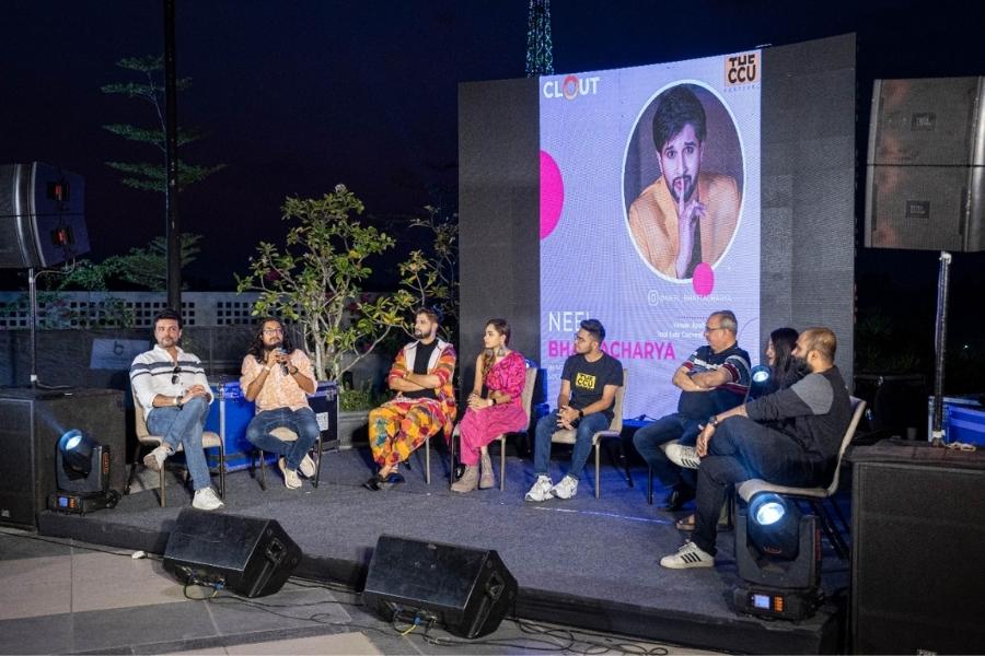 আলোচনায় মগ্ন 