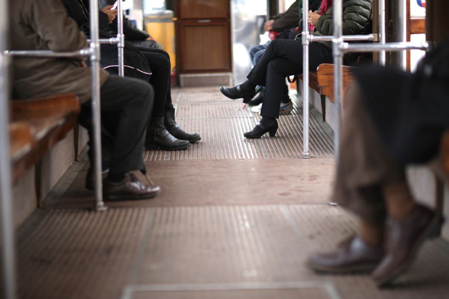 এই ভঙ্গিতে দীর্ঘ ক্ষণ বসে থাকলে শরীরে রক্ত সঞ্চালন ব্যহত হয়।