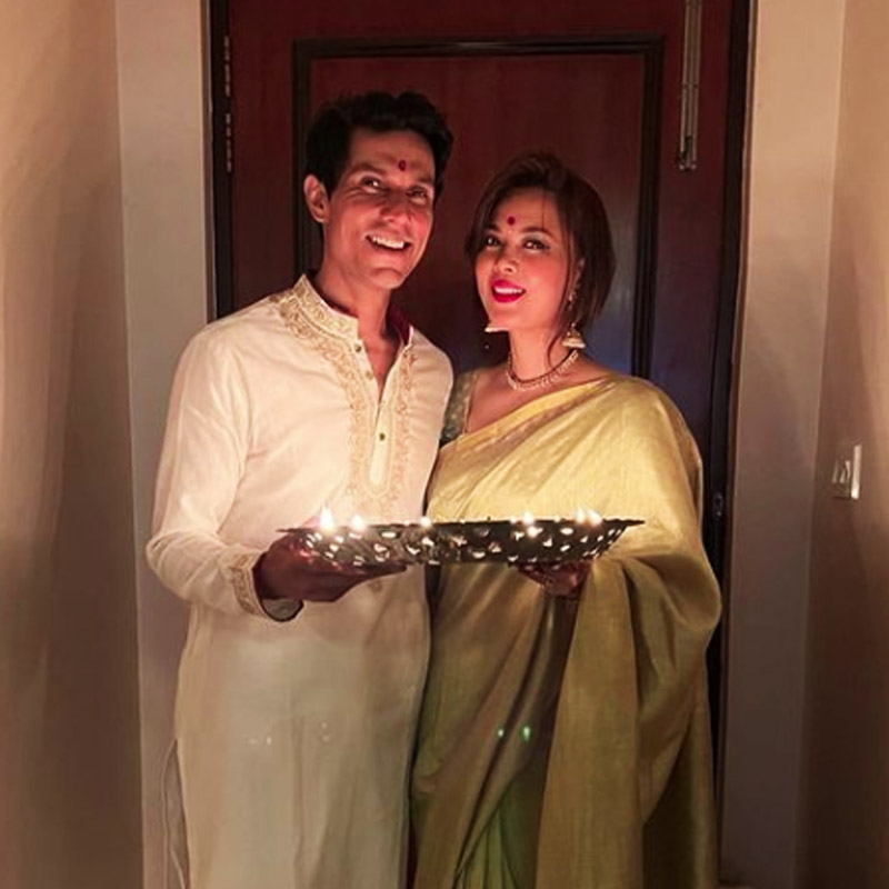 কানাঘুষো শোনা যাচ্ছে, আট মাসেরও বেশি সময় ধরে তাঁরা সম্পর্কে রয়েছেন। আবার অনেকে বলছেন, ২০১৬ সাল থেকেই একে অপরকে ডেট করতেন দুই তারকা। সম্প্রতি দু’জনে তাঁদের সম্পর্কে শিলমোহর দিয়েছেন। একসঙ্গে দীপাবলি উদ্‌যাপন করেছেন দু’জন। সেই ছবি ইনস্টাগ্রামেও দিয়েছেন তাঁরা।