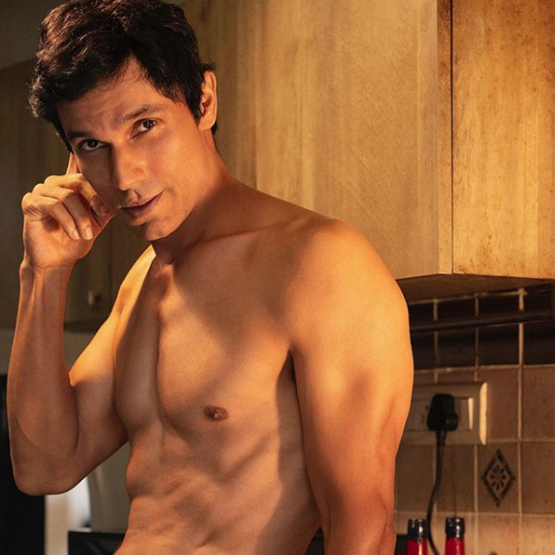 এখন লিনের সঙ্গে তাঁকে দেখা যাচ্ছে সর্বত্র। কয়েক মাস আগে লিনের জন্মদিন পালন করতে তাঁকে নিয়ে মধ্যপ্রদেশে গিয়েছিলেন অভিনেতা।