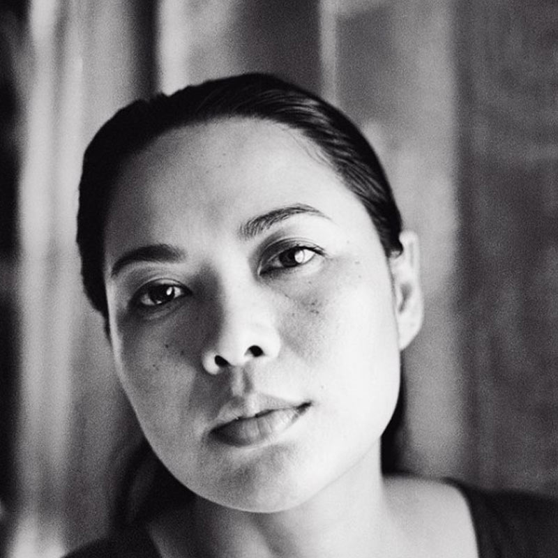 নিউ ইয়র্ক থেকে তিনি আবার মুম্বইয়ে ফিরে যান। মডেলিং ছেড়ে তিনি নাটক করতে শুরু করেন। নাসিরুদ্দিন শাহ, নীরজ কবির মতো নামী তারকাদের সঙ্গে নাটক করেছেন লিন।