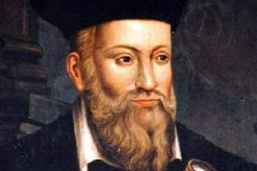 নস্ট্রাদামুস। এক জন ফরাসি ফরাসি দার্শনিক তথা ভবিষ্যৎদ্রষ্টা। ১৫৫৫ সালে তাঁর লেখা বই ‘লে প্রফেটিস’-এর জন্য তিনি বিখ্যাত। কী ছিল এই বইয়ে? এই বইটি ছিল ৯৪২টি কবিতার সংকলন, যার মাধ্যমে তিনি ভবিষ্যতে ঘটবে এমন বিভিন্ন ঘটনা সম্পর্কে আগাম বলে গিয়েছেন। মনে করা হয়, তাঁর ভবিষ্যদ্বাবাণীগুলির মধ্যে অনেকগুলি ভবিষ্যদ্বাবাণীই সত্যি বলে প্রমাণিত হয়েছে। ব্রিটেনের সদ্যপ্রয়াত রানি তৃতীয় এলিজাবেথের মৃত্যুর কথাও নাকি আগেভাগেই বলে গিয়েছিলেন তিনি।