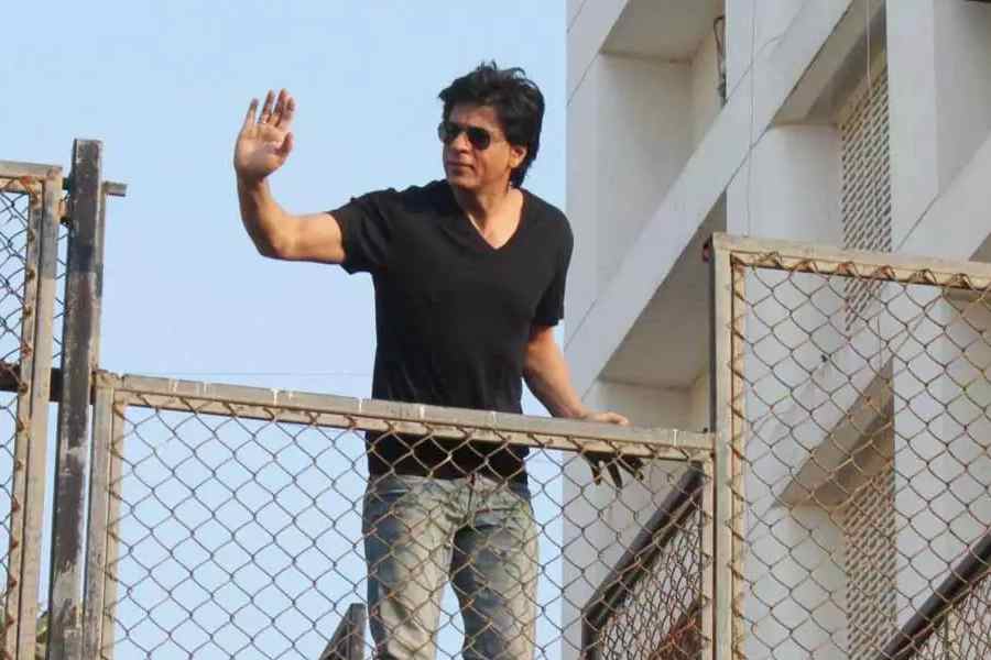 মধ্য রাতে মন্নতের বারান্দায় শাহরুখ, মেটালেন অগণিত ভক্তের আবদার