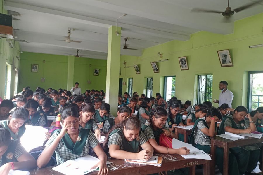 কলকাতা থেকে মুর্শিদাবাদ, পশ্চিমবঙ্গের বিভিন্ন জেলা থেকে ১০০টি স্কুল এই প্রতিযোগিতায় অংশ নিয়েছে।  