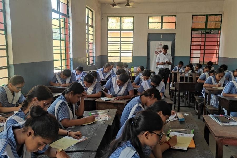 প্রতিযোগিতার প্রাথমিক পর্যায় থেকেই বাংলার স্কুল থেকে শুরু করে শিক্ষার্থীদের মধ্য়ে শব্দ-জব্দ নিয়ে উৎসাহ ছিল চোখে পড়ার মতো।