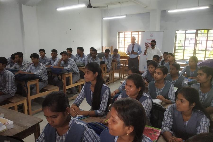 সেপ্টেম্বরের মাঝামাঝি সময় থেকে প্রতিযোগিতা শুরু হয়। আনন্দবাজার অনলাইনের তরফে অংশগ্রহণকারী স্কুলগুলিতে প্রাথমিক পর্বের পরীক্ষাগ্রহণের জন্য উপস্থিত ছিলেন শব্দ-বিদরা।
