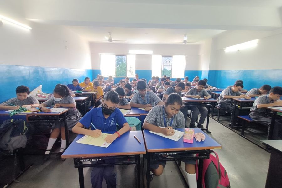 সেই পর্বেই বেছে নেওয়া হবে শব্দের লড়াইয়ে সেরা স্কুলকে। বিজেতা স্কুলের শিক্ষার্থীদের হাতে তুলে দেওয়া হবে অনন্য সম্মান।