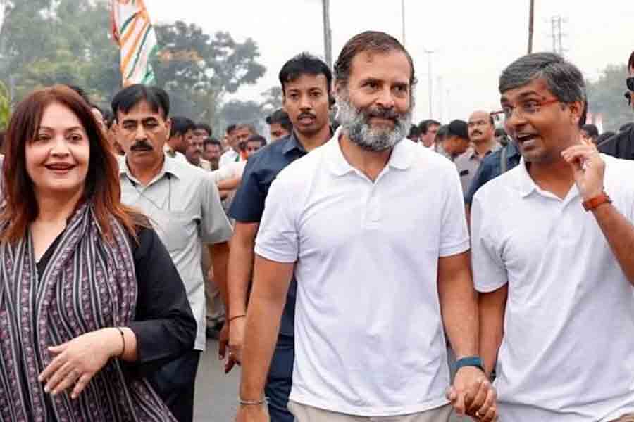 রাহুল গান্ধীর সঙ্গে পূজা ভাট। 